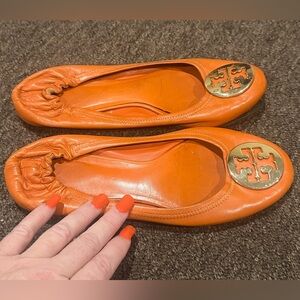 EUC Tory Burch Women's Leather Orange Ballet Flats Dress Shoes Gold Logo 7.5